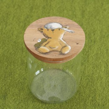 Vorratsglas mit bemaltem Holzdeckel, Bär mit Sieb auf dem Kopf